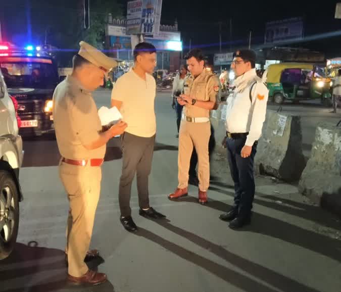 गाजियाबाद: यातायात व्यवस्था सुधारने के लिए सड़कों पर उतरे अपर पुलिस उपायुक्त वरुण कुमार सिंह, पुलिसकर्मियों को दिए जरूरी निर्देश