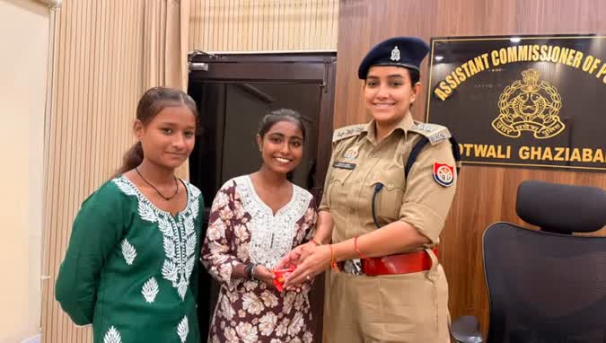 शिक्षक दिवस पर एसीपी उपासना पाण्डेय ने स्कूली बच्चों के साथ बांटी खुशियां, दिए सफलता के मंत्र