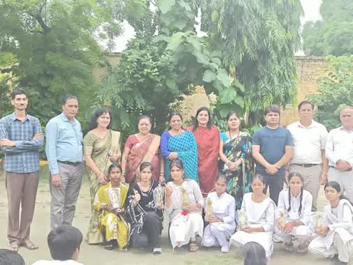​मुरादनगर में शिक्षक दिवस पर उमड़ी सेवा की भावना: लायंस क्लब लाइफलाइन और सहयोगियों ने दयानंद जूनियर पाठशाला में शिक्षकों को किया सम्मानित, बच्चों के साथ बांटी खुशियां